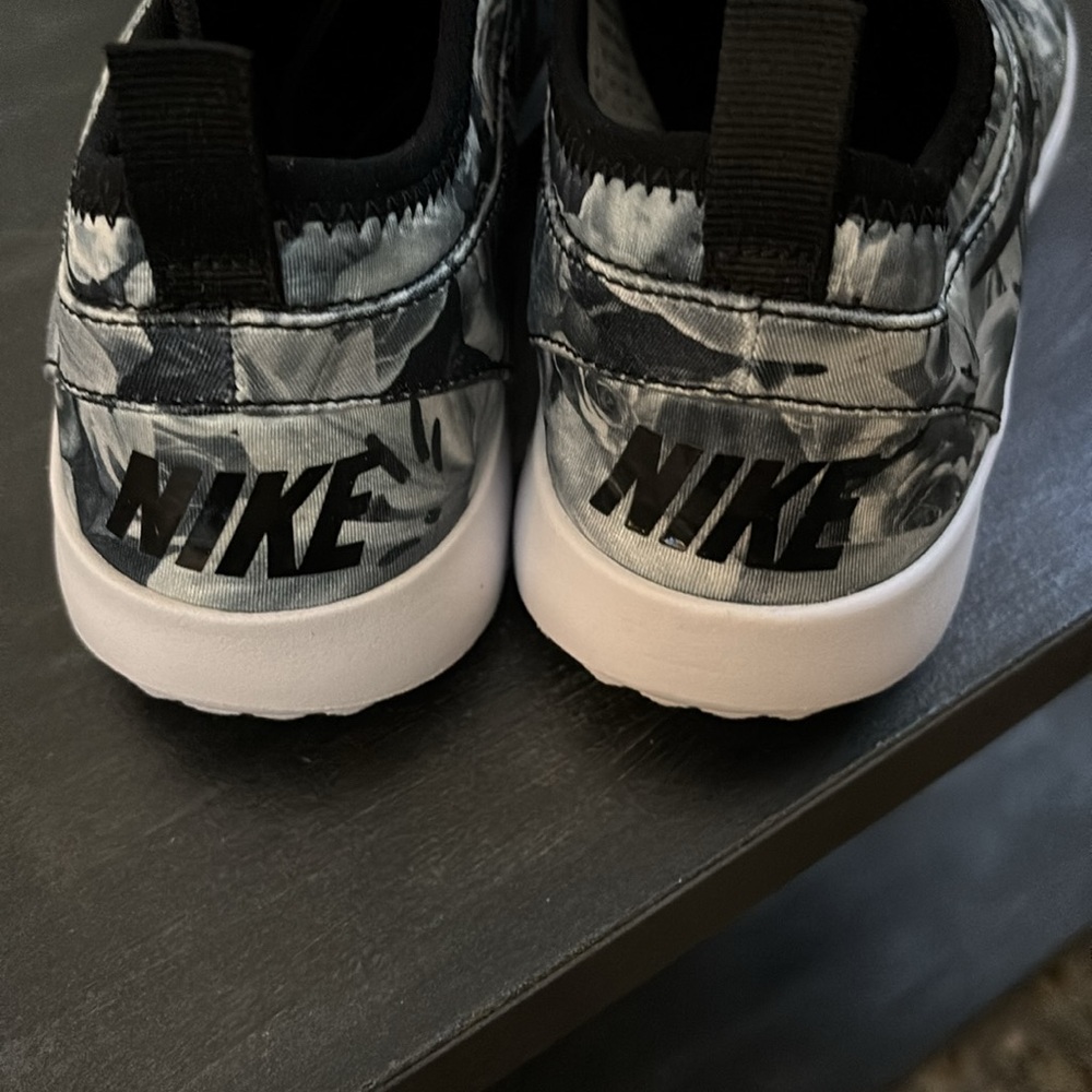 Nike Tennis Shoes - Picture 4 of 5